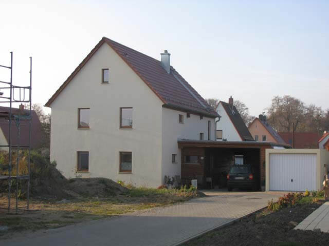 Weiße Villa mit neuem Ziegeldach und Garage