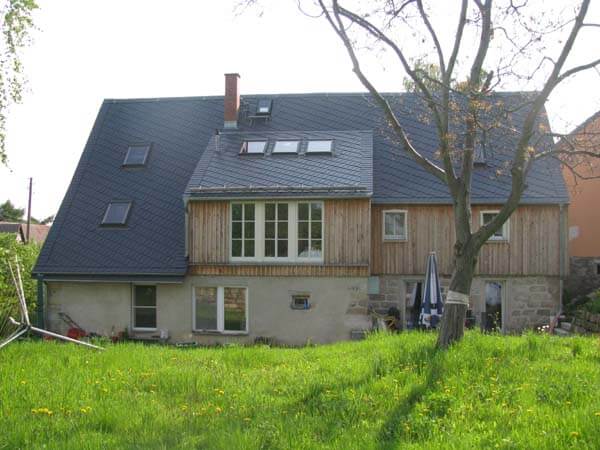 Haus mit Schieferdach und Holzfassade, Bauernhaus in Falkenhain