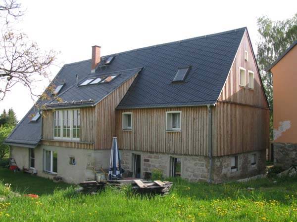 Haus mit neuem Dach aus grauen Schieferplatten, Bauernhaus in Falkenhain