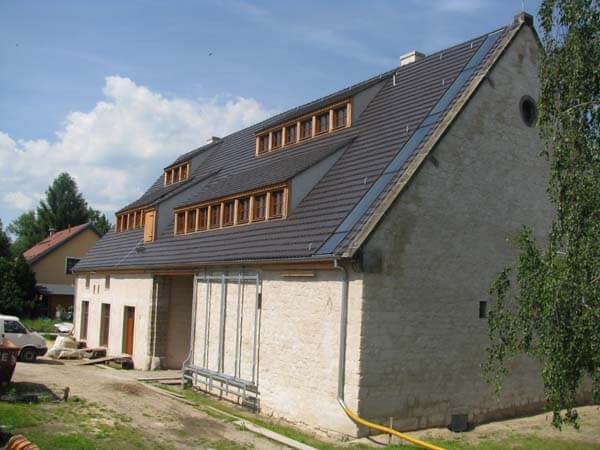 Dachsanierung eines Gebäudes mit dunklen Dachziegeln, Gutshofgebäude in Pratzschwitz