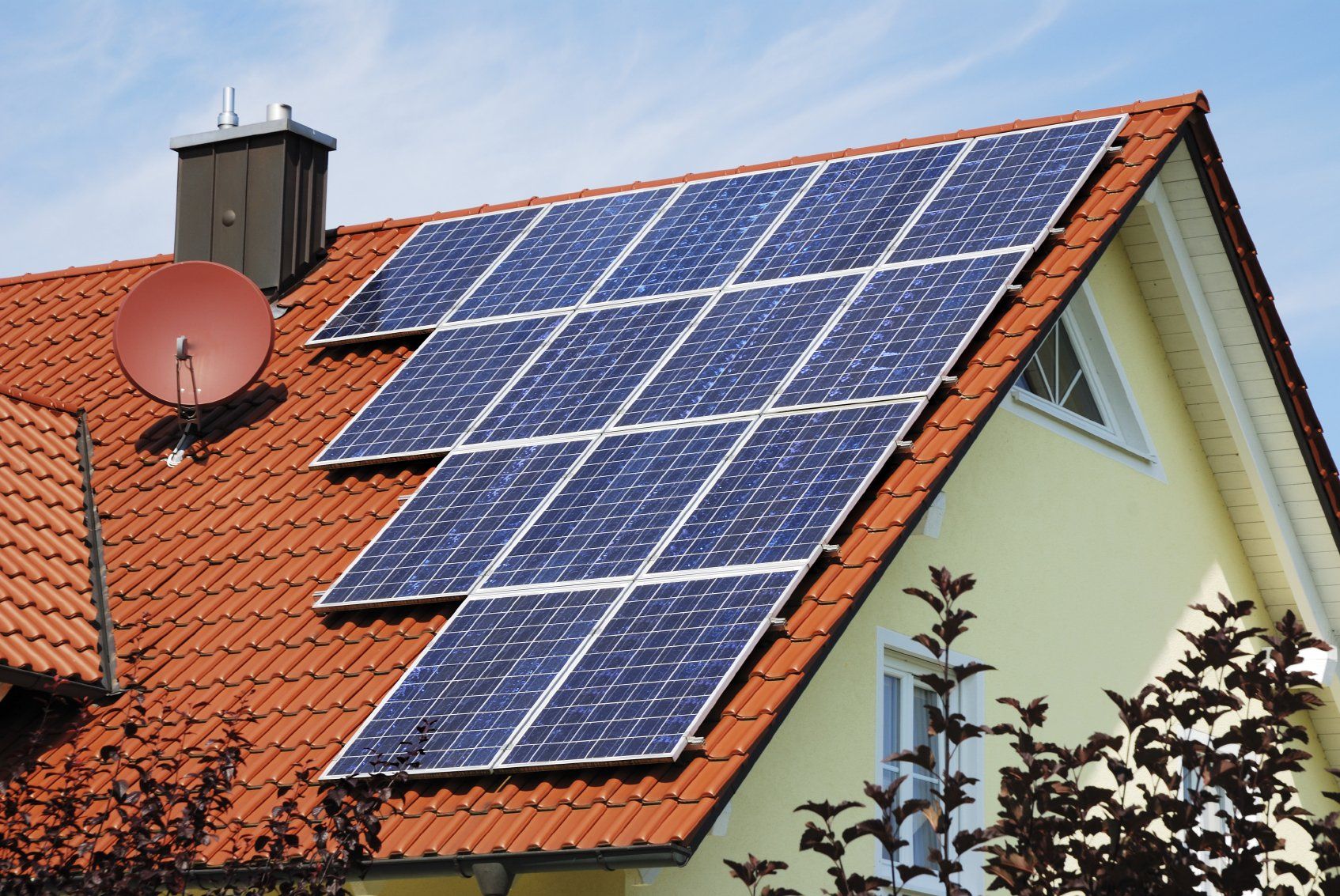 Sonnensolaranlage installiert auf einem roten Ziegeldach