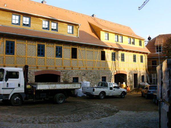 Gelbes Fachwerkhaus mit neu eingedecktem Dach im Bau, Bauernhof in Weitzschen