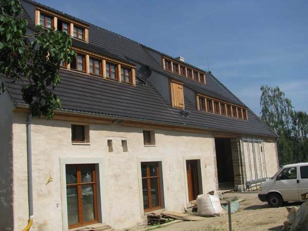 Dachneindeckung eines historischen Bauernhauses, Gutshofgebäude in Pratzschwitz