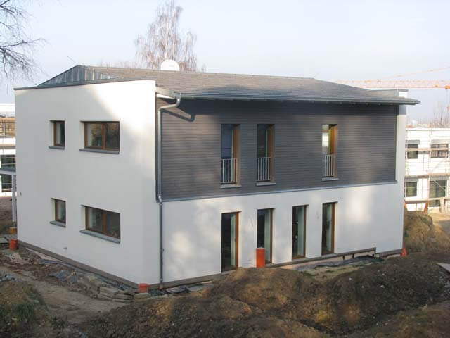 Modernes Haus mit weißer Fassade und dunklem Dach, Einfamilienhaus Lotzestraße