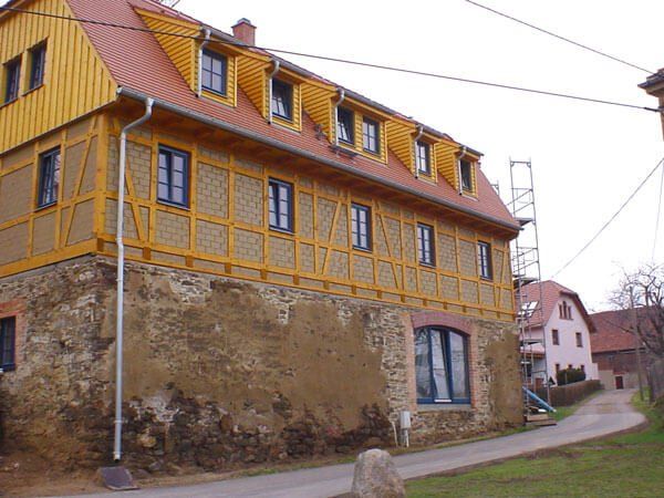 Historisches Fachwerkhaus vor einer Dachsanierung, Bauernhof in Weitzschen