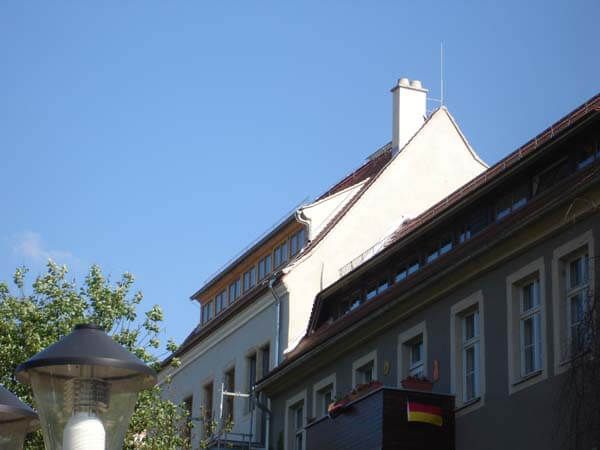 Fassade eines mehrstöckigen Wohnhauses mit Dach und Schornstein, Altstadthaus in Pirna